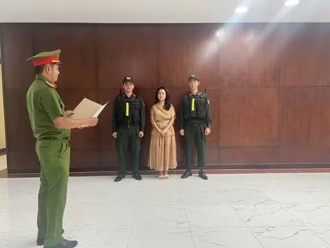 Bắt tạm giam ca sĩ và giám đốc truyền thông vì xâm phạm quyền tác giả