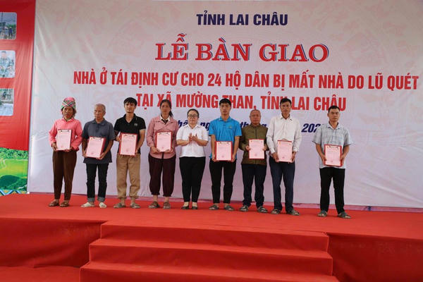 Lai Châu bàn giao 24 căn nhà tái định cư cho hộ dân mất nhà sau lũ quét 