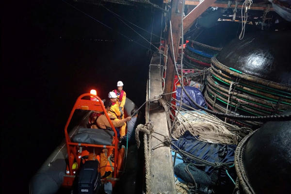 Cứu nạn 30 ngư dân tàu cá bị cháy trên vùng biển Khánh Hòa