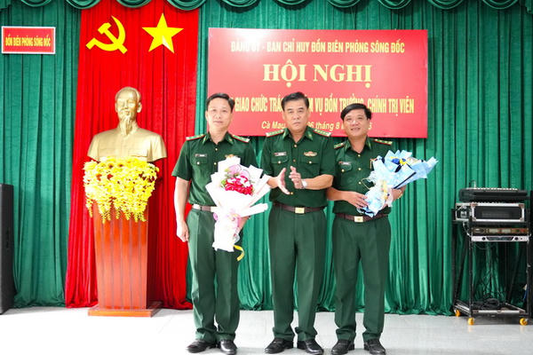 Bàn giao chức trách lãnh đạo hai Đồn Biên phòng Sông Đốc và Khánh Tiến