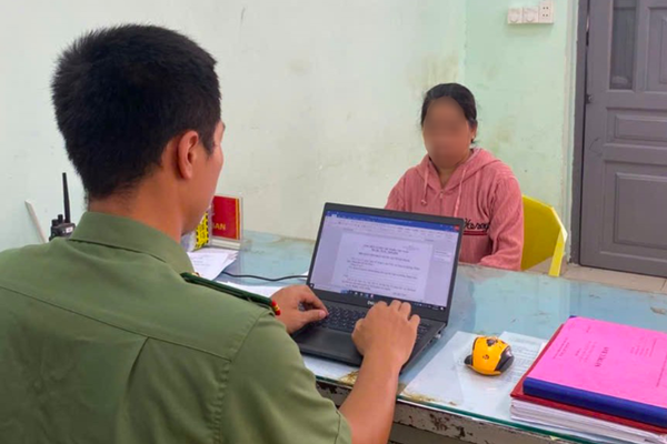 Triệu tập bảo mẫu hành hạ hai cháu bé gây bức xúc trong dư luận Triệu tập bảo mẫu hành hạ hai cháu bé gây bức xúc trong dư luận
