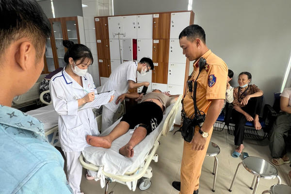 Cảnh sát giao thông Hà Nội mở đường đưa người bị rắn cắn nguy kịch đi cấp cứu Cảnh sát giao thông Hà Nội mở đường đưa người bị rắn cắn nguy kịch đi cấp cứu