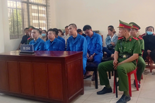 Mang súng, dao "đòi công bằng" cho bạn gái, nhóm thanh niên lĩnh án tù Mang súng, dao "đòi công bằng" cho bạn gái, nhóm thanh niên lĩnh án tù