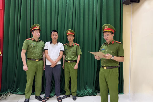 Khởi tố chủ cửa hàng bán hàng giả thương hiệu nổi tiếng số lượng lớn ở Phú Thọ Khởi tố chủ cửa hàng bán hàng giả thương hiệu nổi tiếng số lượng lớn ở Phú Thọ