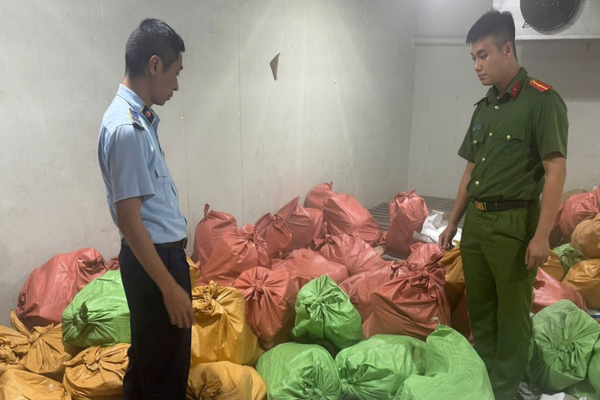 Phát hiện 6 tấn chân lợn không rõ nguồn gốc trong một kho hàng ở Quảng Ninh Phát hiện 6 tấn chân lợn không rõ nguồn gốc trong một kho hàng ở Quảng Ninh