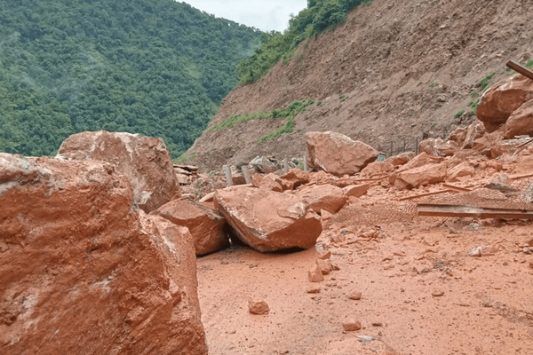 Đất, đá sạt lở húc bay taluy dương tràn xuống đường tỉnh 534D đoạn qua xã Mường Típ - Nghệ An Đất, đá sạt lở húc bay taluy dương tràn xuống đường tỉnh 534D đoạn qua xã Mường Típ - Nghệ An