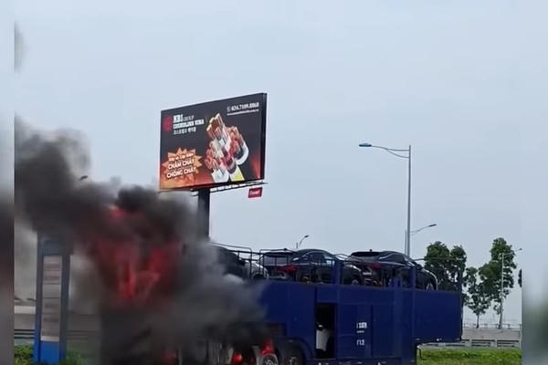Video: Lốp xe đầu kéo phát hoả trên cao tốc Hà Nội - Hải Phòng, lửa bùng phát thiêu rụi hàng loạt xế hộp Video: Lốp xe đầu kéo phát hoả trên cao tốc Hà Nội - Hải Phòng, lửa bùng phát thiêu rụi hàng loạt xế hộp