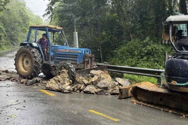Sạt lở nghiêm trọng trên đèo Con Ó ở Lâm Đồng