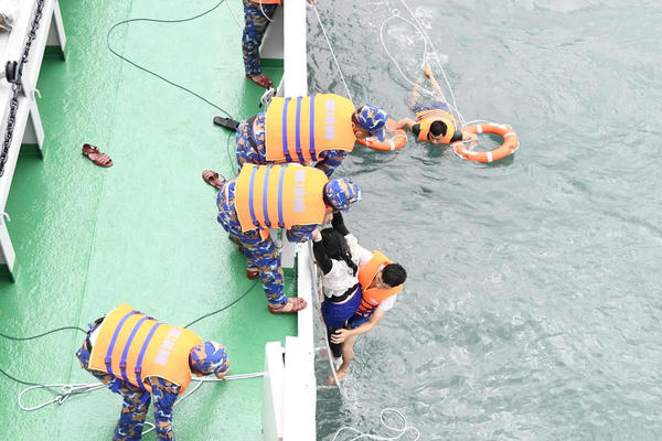 Cứu sống nạn nhân thứ hai trong vụ 4 người bị sóng cuốn tại Mũi Nghê
Cứu sống nạn nhân thứ hai trong vụ 4 người bị sóng cuốn tại Mũi Nghê