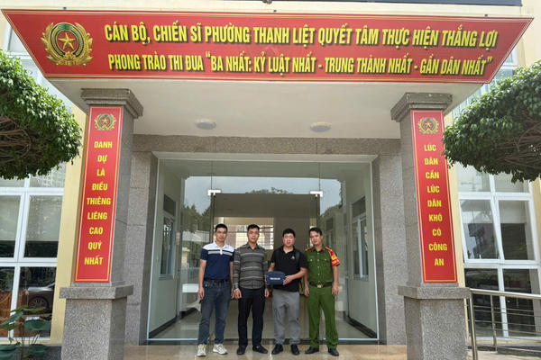 Công an phường Thanh Liệt phối hợp tìm kiếm và trao trả tài sản giá trị lớn cho người nước ngoài Công an phường Thanh Liệt phối hợp tìm kiếm và trao trả tài sản giá trị lớn cho người nước ngoài