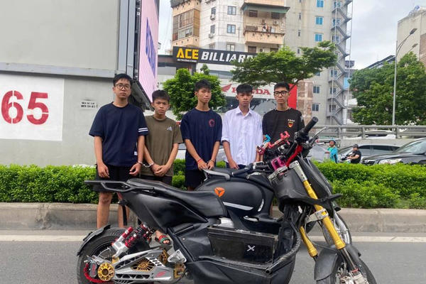 Công an phường Kim Liên xác minh nhóm thanh thiếu niên có hành vi “bốc đầu xe”