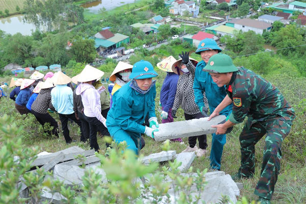 Tái tạo dòng chữ “BÁC HỒ SỐNG MÃI” trên Núi Nhón