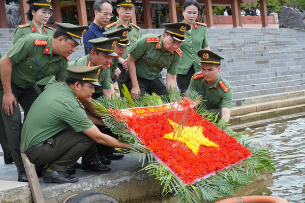 Cục An ninh kinh tế - Bộ Công an: Hành trình tri ân, chung tay vì an sinh xã hội tại Quảng Trị Cục An ninh kinh tế - Bộ Công an: Hành trình tri ân, chung tay vì an sinh xã hội tại Quảng Trị