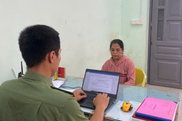 Công an TP HCM bắt khẩn cấp bảo mẫu bạo hành trẻ tại cơ sở mầm non
Công an TP HCM bắt khẩn cấp bảo mẫu bạo hành trẻ tại cơ sở mầm non