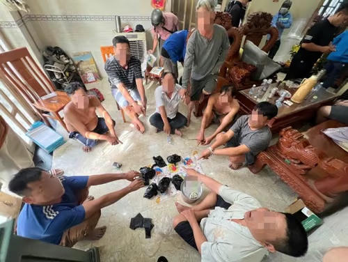Bắt quả tang 8 người đánh bạc bằng hình thức lắc bầu cua
