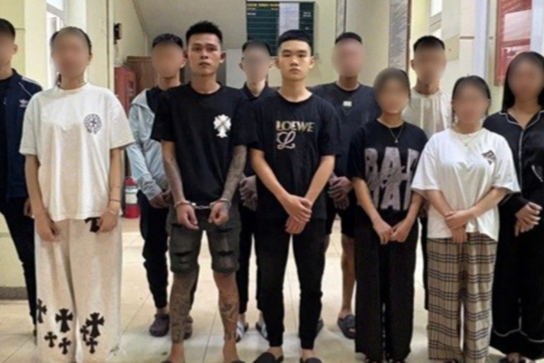 Khởi tố 7 bị can vụ hỗn chiến bằng dao, kiếm trong tiệc sinh nhật tại nhà hàng ở Hà Nội Khởi tố 7 bị can vụ hỗn chiến bằng dao, kiếm trong tiệc sinh nhật tại nhà hàng ở Hà Nội