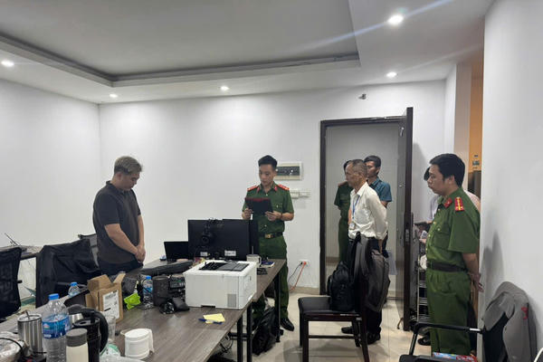 Phú Thọ khởi tố 21 bị can trong vụ lừa dối khách hàng bán thuốc Đông y “Xương khớp bà Sáu” trên mạng
Phú Thọ khởi tố 21 bị can trong vụ lừa dối khách hàng bán thuốc Đông y “Xương khớp bà Sáu” trên mạng