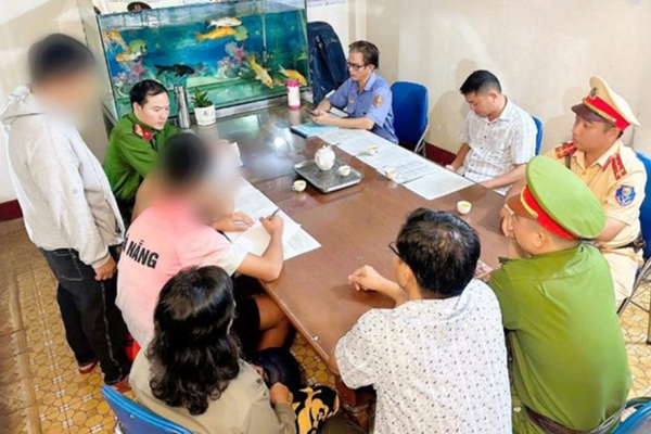 Công an triệu tập, nhắc nhở vụ hai thiếu niên ném đá vào tàu SE5 đang chạy Công an triệu tập, nhắc nhở vụ hai thiếu niên ném đá vào tàu SE5 đang chạy