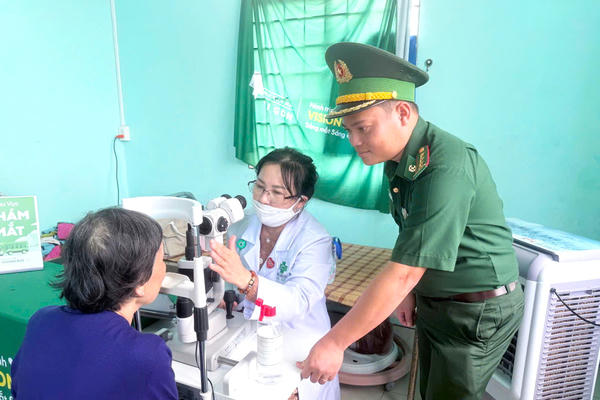 Khám mắt chuyên sâu, cấp thuốc miễn phí cho người nghèo nơi địa đầu cực Nam Tổ quốc Khám mắt chuyên sâu, cấp thuốc miễn phí cho người nghèo nơi địa đầu cực Nam Tổ quốc