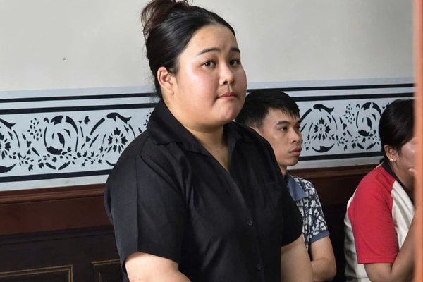 Lừa đảo “chạy án” cho tử tù lấy 750 triệu đồng, nữ bị cáo lĩnh 12 năm tù Lừa đảo “chạy án” cho tử tù lấy 750 triệu đồng, nữ bị cáo lĩnh 12 năm tù