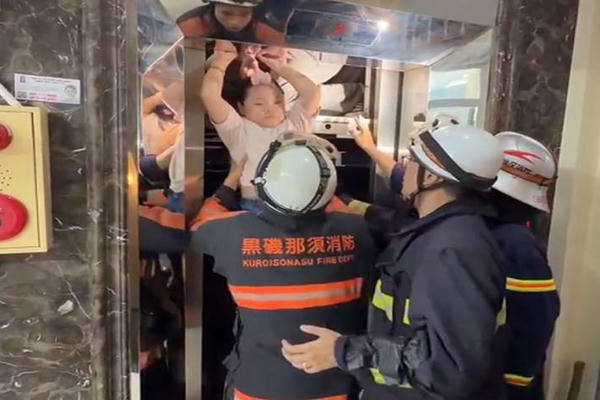 Hà Nội: Kịp thời giải cứu 13 người bị mắc kẹt trong thang máy Hà Nội: Kịp thời giải cứu 13 người bị mắc kẹt trong thang máy