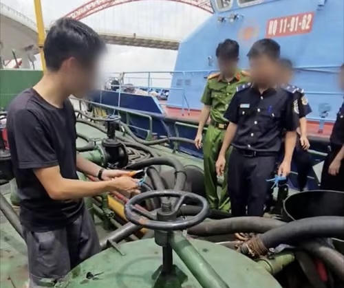 Hải quan bắt giữ lô hàng hoá không rõ nguồn gốc trên vùng biển Hải Phòng Hải quan bắt giữ lô hàng hoá không rõ nguồn gốc trên vùng biển Hải Phòng
