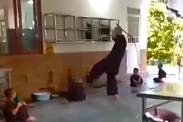 Chủ tịch tỉnh Phú Thọ yêu cầu khẩn trương xác minh vụ cháu bé bị đánh ở chùa Bầu Chủ tịch tỉnh Phú Thọ yêu cầu khẩn trương xác minh vụ cháu bé bị đánh ở chùa Bầu