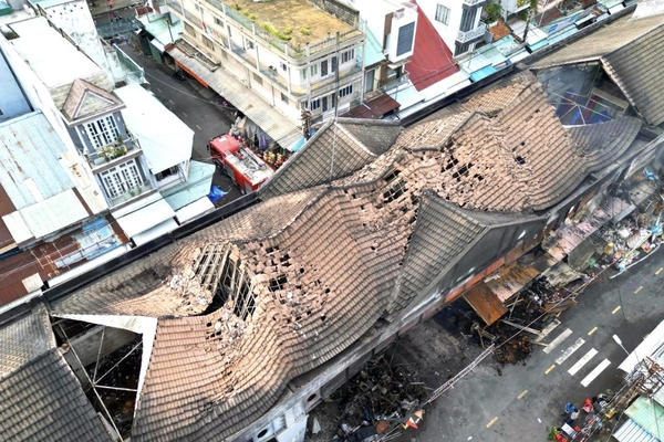 Phá dỡ khẩn cấp gần 500m² nhà lồng chợ Biên Hòa sau vụ cháy Phá dỡ khẩn cấp gần 500m² nhà lồng chợ Biên Hòa sau vụ cháy