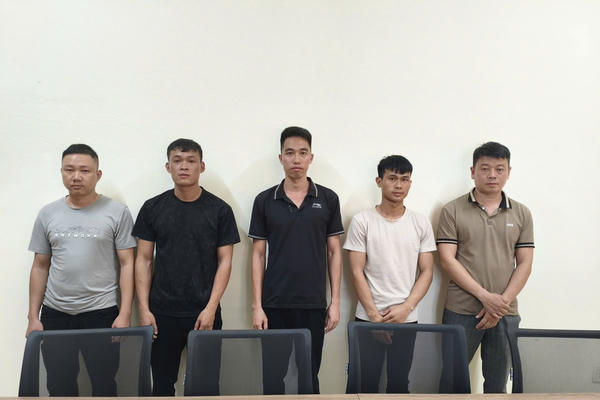 Lên mạng mua súng về săn bắn, 6 thanh niên bị khởi tố “Tàng trữ trái phép vũ khí quân dụng”