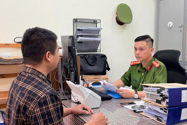 Khởi tố chủ nhà sách Tăng Tiến vì buôn bán hàng giả Khởi tố chủ nhà sách Tăng Tiến vì buôn bán hàng giả