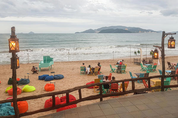 Nha Trang siết hoạt động kinh doanh trên bãi biển, tạm dừng sau 18h Nha Trang siết hoạt động kinh doanh trên bãi biển, tạm dừng sau 18h