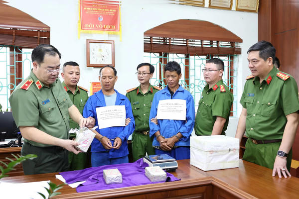 Chặn đứng đường dây vận chuyển 8 bánh heroin vào Lai Châu, bắt 2 đối tượng