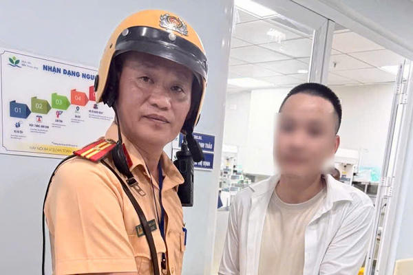CSGT Hà Nội mở đường đưa bé trai 3 ngày tuổi đến bệnh viện cấp cứu kịp thời