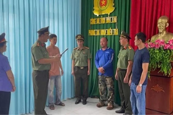 Bắt giữ đối tượng tham gia tụ tập đông người, cản trở lực lượng chức năng Bắt giữ đối tượng tham gia tụ tập đông người, cản trở lực lượng chức năng