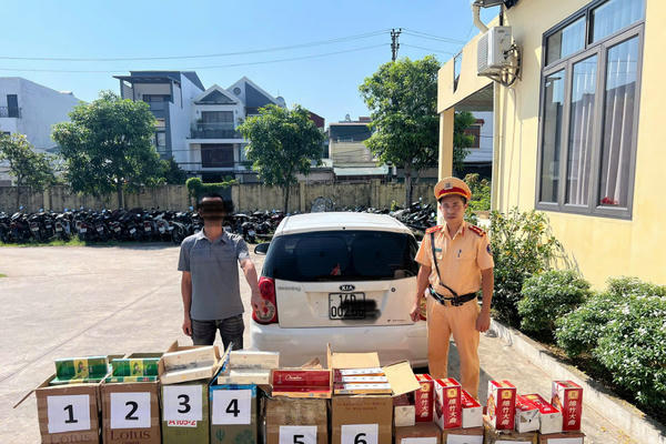 Phát hiện xe tải van chở 4.500 bao thuốc lá, 24 chai rượu không giấy tờ