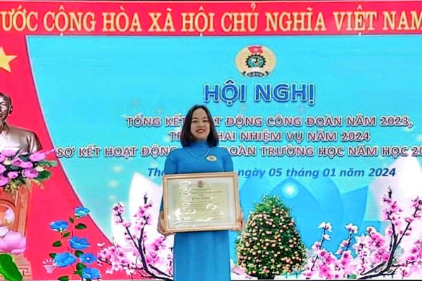 Cô giáo Đinh Thị Hiền với hành trình vượt khó, gieo yêu thương và đổi mới sáng tạo Cô giáo Đinh Thị Hiền với hành trình vượt khó, gieo yêu thương và đổi mới sáng tạo