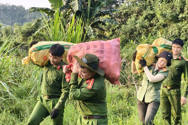 Ấm tình Công an với người dân vùng khó