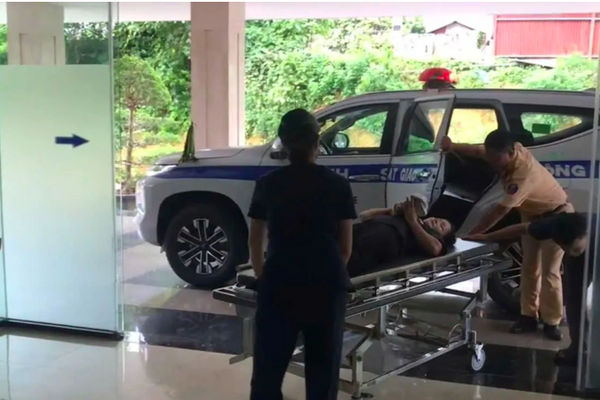 CSGT Lào Cai dùng xe chuyên dụng kịp thời đưa người dân bị thương đi cấp cứu
CSGT Lào Cai dùng xe chuyên dụng kịp thời đưa người dân bị thương đi cấp cứu