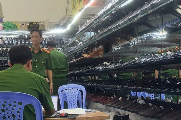 Hơn 1.500 đôi giày, dép gắn nhãn hiệu nổi tiếng bị thu giữ tại một cửa hàng