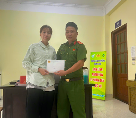 Ấm lòng câu chuyện người dân nhận lại tiền chuyển nhầm nhờ Công an phường Hồng Hà
