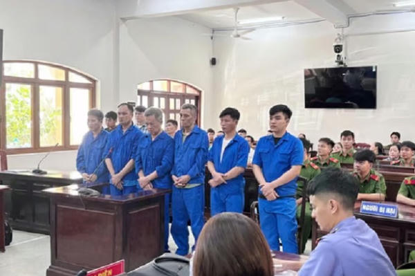 Tuyên án 10 bị cáo trong vụ lưu hành tiền giả Tuyên án 10 bị cáo trong vụ lưu hành tiền giả