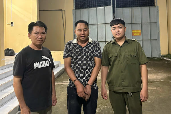 Tạm giữ đối tượng dùng kéo tấn công lực lượng Công an rồi cố thủ trong nhà
