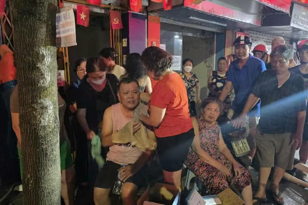 Cảnh sát kịp thời hướng dẫn, giải cứu 4 người thoát khỏi đám cháy tại phường Đống Đa Cảnh sát kịp thời hướng dẫn, giải cứu 4 người thoát khỏi đám cháy tại phường Đống Đa