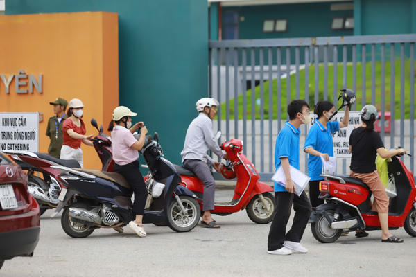 Sáng nay, thí sinh Trường THPT Chuyên Tuyên Quang làm nốt bài thi tốt nghiệp Sáng nay, thí sinh Trường THPT Chuyên Tuyên Quang làm nốt bài thi tốt nghiệp