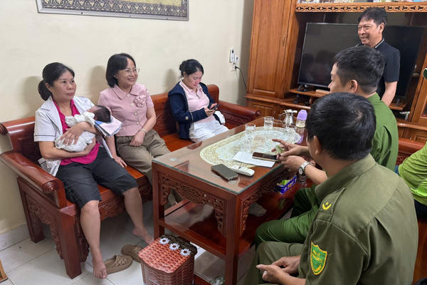 Bị bỏ lại trong giỏ nhựa, bé gần 1 tháng tuổi được trao gửi vào một mái ấm ở Phú Thọ