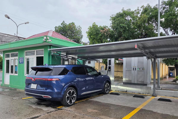Xuyên Việt bằng xe điện VinFast quá nhàn vì trạm sạc dễ tìm, nạp pin ngày càng nhanh Xuyên Việt bằng xe điện VinFast quá nhàn vì trạm sạc dễ tìm, nạp pin ngày càng nhanh