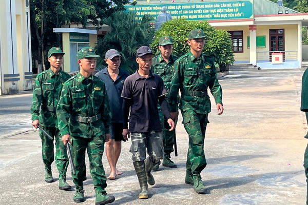 Bóc trần thủ đoạn thả trôi hàng trên sông, rồi dùng xuồng cao su đón hàng Bóc trần thủ đoạn thả trôi hàng trên sông, rồi dùng xuồng cao su đón hàng