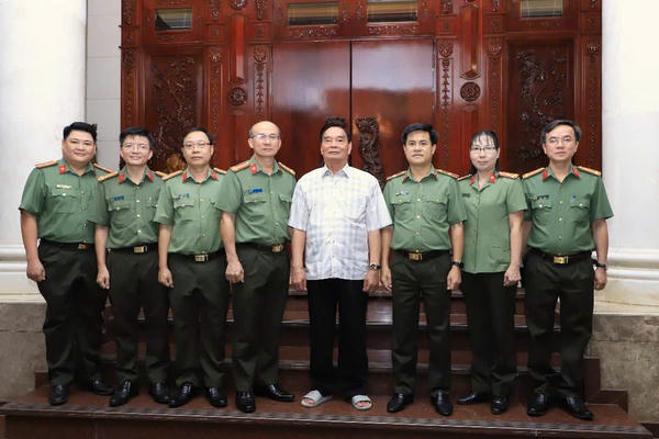 Công an thành phố Đồng Nai thăm, chúc mừng Đại tướng Lê Hồng Anh nhân Ngày truyền thống Công an nhân dân Công an thành phố Đồng Nai thăm, chúc mừng Đại tướng Lê Hồng Anh nhân Ngày truyền thống Công an nhân dân