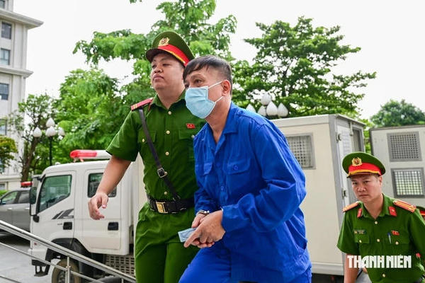 Cựu Thứ trưởng Nguyễn Bá Hoan hầu tòa trong vụ nhận hối lộ 16,3 tỉ đồng