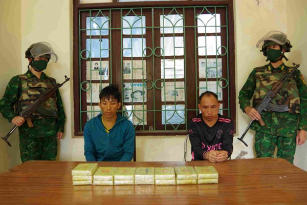 Phát hiện 15 bánh heroin trên xe máy, bắt giữ 2 người ở Điện Biên Phát hiện 15 bánh heroin trên xe máy, bắt giữ 2 người ở Điện Biên